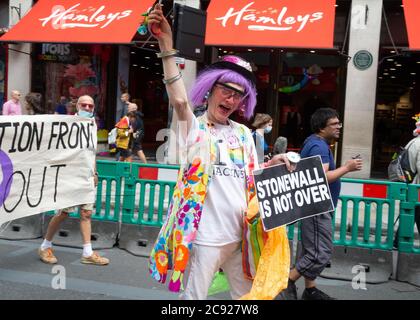 Peter Tatchell und die Mitglieder der ursprünglichen „Gay Liberation Front“ Geoff Hardy und Ted Brown marschieren durch London zum 50. Jahrestag der ersten Gay Pride Veranstaltung mit: Atmosphäre wo: London, Großbritannien Wann: 27 Jun 2020 Kredit: Mario Mitsis/WENN Stockfoto