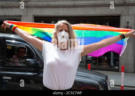 Peter Tatchell und die Mitglieder der ursprünglichen „Gay Liberation Front“ Geoff Hardy und Ted Brown marschieren durch London zum 50. Jahrestag der ersten Gay Pride Veranstaltung mit: Atmosphäre wo: London, Großbritannien Wann: 27 Jun 2020 Kredit: Mario Mitsis/WENN Stockfoto