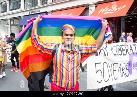 Peter Tatchell und die Mitglieder der ursprünglichen „Gay Liberation Front“ Geoff Hardy und Ted Brown marschieren durch London zum 50. Jahrestag der ersten Gay Pride Veranstaltung mit: Atmosphäre wo: London, Großbritannien Wann: 27 Jun 2020 Kredit: Mario Mitsis/WENN Stockfoto