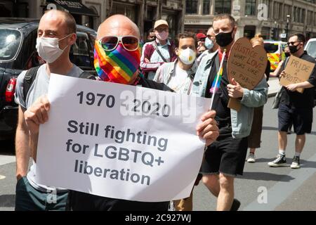 Peter Tatchell und die Mitglieder der ursprünglichen „Gay Liberation Front“ Geoff Hardy und Ted Brown marschieren durch London zum 50. Jahrestag der ersten Gay Pride Veranstaltung mit: Atmosphäre wo: London, Großbritannien Wann: 27 Jun 2020 Kredit: Mario Mitsis/WENN Stockfoto