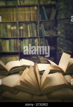 Stapel offener Bücher auf dem Tisch Stockfoto