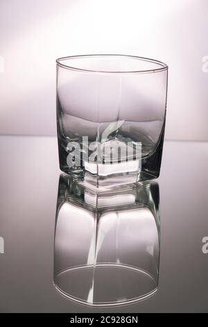 Glas Whiskey auf Spiegeltisch. Vertikales Bild mit Kopierbereich. Stockfoto