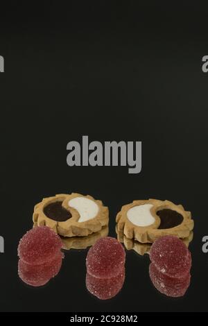 Marmelade Fruchtgelee auf schwarzem Hintergrund. Studiofotografie Stockfoto