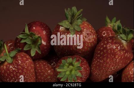 Gruppe von frischen und großen Erdbeeren aus der Nähe Stockfoto