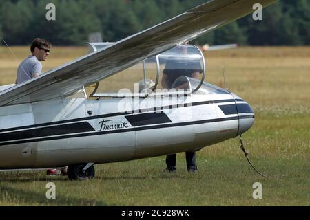 Segelflugzeug steht auf der Landebahn des Grases-Flughafens, am Flughafen Pociunu, Litauen Stockfoto