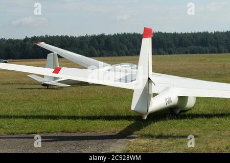 Segelflugzeug steht auf der Landebahn des Grases-Flughafens, am Flughafen Pociunu, Litauen Stockfoto