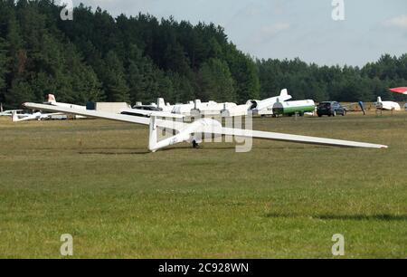 Segelflugzeug steht auf der Landebahn des Grases-Flughafens, am Flughafen Pociunu, Litauen Stockfoto