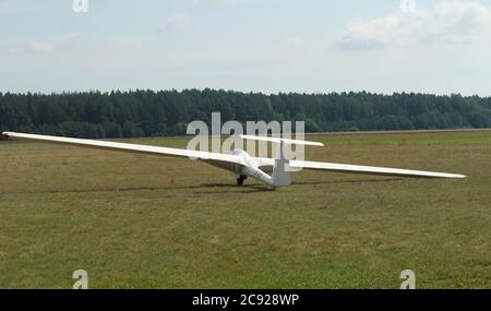 Segelflugzeug steht auf der Landebahn des Grases-Flughafens, am Flughafen Pociunu, Litauen Stockfoto