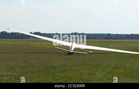 Segelflugzeug steht auf der Landebahn des Grases-Flughafens, am Flughafen Pociunu, Litauen Stockfoto
