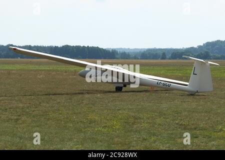 Segelflugzeug steht auf der Landebahn des Grases-Flughafens, am Flughafen Pociunu, Litauen Stockfoto