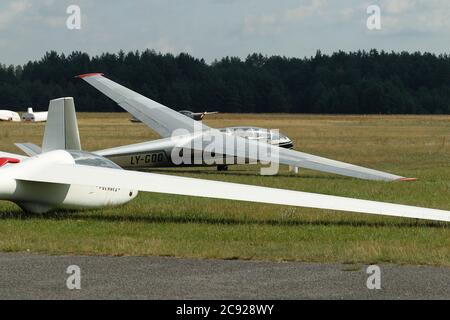 Segelflugzeug steht auf der Landebahn des Grases-Flughafens, am Flughafen Pociunu, Litauen Stockfoto