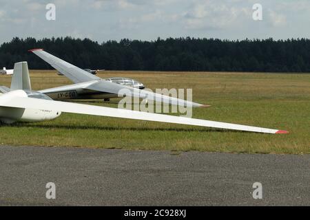 Segelflugzeug steht auf der Landebahn des Grases-Flughafens, am Flughafen Pociunu, Litauen Stockfoto