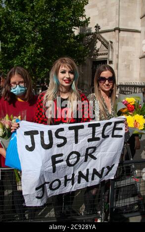 London, Großbritannien. Juli 2020. Johnny Depp-Fan Charlotte Pitson hält vor den königlichen Gerichtshöfen ein Banner ‘GERECHTIGKEIT FÜR JOHNNY’ am letzten Tag (16) des Verleumdungsverfahrens gegen den Sun-Verlag NGN. Quelle: Neil Atkinson/Alamy Live News Stockfoto