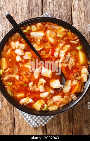 Bermuda Fish Chowder Nahaufnahme in der Platte auf dem Tisch. Vertikale Draufsicht von oben Stockfoto