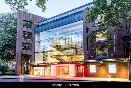 Sadlers Wells Theater bei Nacht London Großbritannien Stockfoto