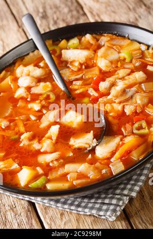 Bermuda Fish Chowder Nahaufnahme in der Platte auf dem Tisch. Vertikal Stockfoto