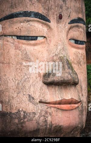 Die Nahaufnahme des Kopfes des Riesen Leshan Buddha, einer 71 Meter hohen Steinstatue, die zwischen 713 und 803 während der Tang Dynastie erbaut wurde. Befindet sich im CO Stockfoto