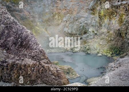 Sulful Höhle und kochender Schlamm in Wai-O-Tapu Thermalwunderland, Rotorua, Neuseeland. Stockfoto