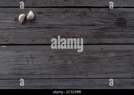 Knoblauch auf alten Holztisch Hintergrund Stockfoto