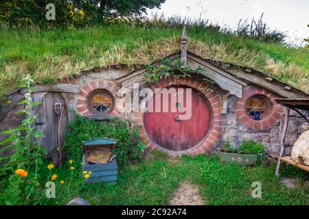 Hobbiton - Landschaft Neuseeland, der Ort, wo Hobbits in ihren Löchern leben. Stockfoto