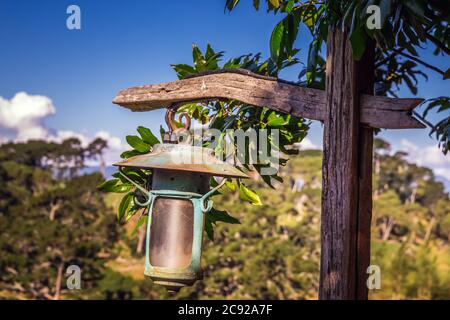 Lampe auf der Stange am Hobbiton, Neuseeland. Der Ort, wo Hobbits in ihren Löchern leben. Stockfoto