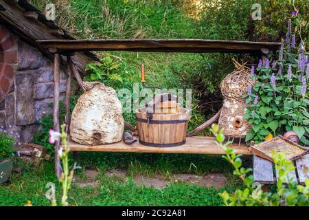 Honig im Hobbiton, Neuseeland. Der Ort, wo Hobbits in ihren Löchern leben. Stockfoto