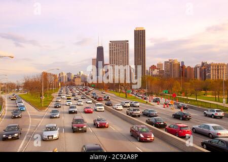 Chicago, Illinois, USA - Verkehr auf Lake Shore Drive in der Innenstadt von Chicago. Stockfoto