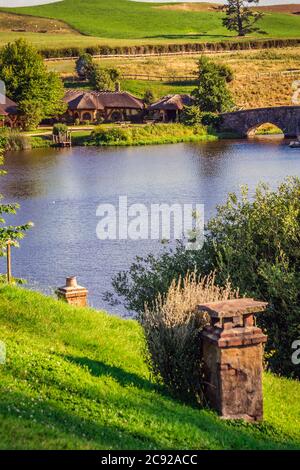 Hobbiton - Landschaft Neuseeland, der Ort, wo Hobbits in ihren Löchern leben. Stockfoto