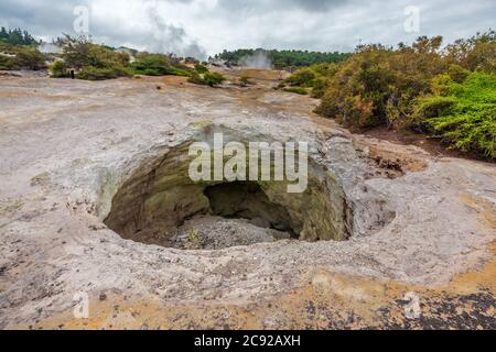 Sulful Höhle in Wai-O-Tapu Thermalwonderland, Rotorua, Neuseeland. Stockfoto