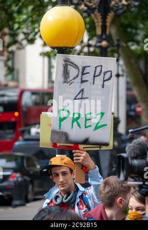 London, Großbritannien. Juli 2020. Johnny Depp-Fan Michael G. Smith hält ein Schild mit der Aufschrift ‘Devp 4 Prez’ hoch, als er die Ankunft von Johnny Depp am High Court erwartet, für den 16. Tag des Verleumdungsverfahrens gegen die NGN-Verleger von Sun. Quelle: Neil Atkinson/Alamy Live News Stockfoto