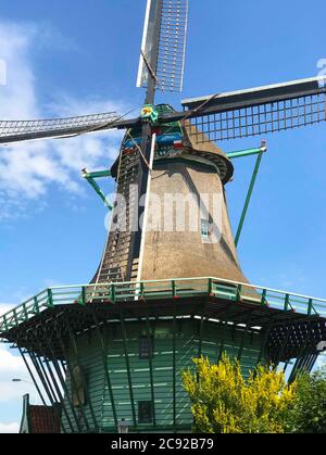 Historisches De Bleeke Dood, Windmühlen im Zaandijk, Zaanse Schans, Nordholland. Stockfoto