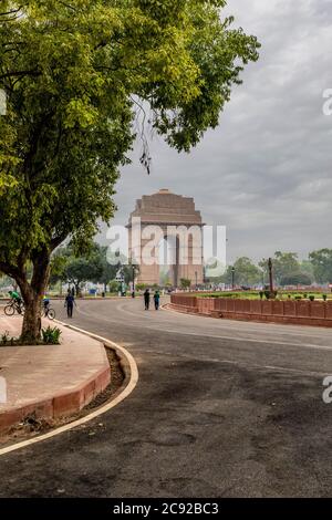 Blick auf das berühmte India Gate Monument, eingerahmt von Baumzweigen Stockfoto