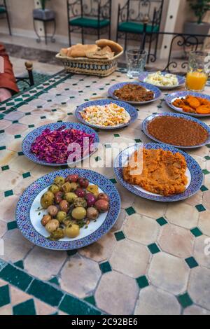 Eine Auswahl an marokkanischen Mezze oder Vorspeisen wie Karotten, Kartoffeln und Rote Beete auf individuellen blauen und weißen Tellern in einem Restaurant in Fes, Moro Stockfoto