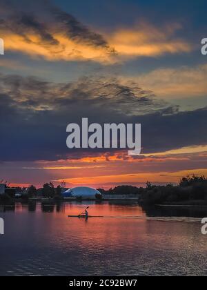 Panoramablick auf den Fluss bei Sonnenuntergang in Minsk, Weißrussland. Stockfoto