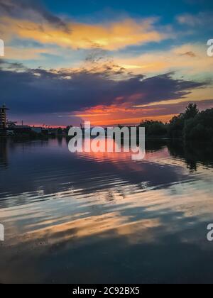 Panoramablick auf den Fluss bei Sonnenuntergang in Minsk, Weißrussland. Stockfoto