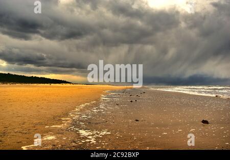 Dunkle Sturmwolke über einem Strand Stockfoto