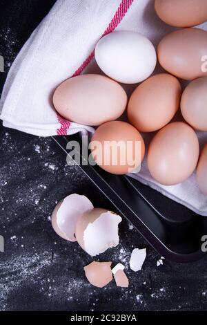 Legen Sie ein paar gesunde, zerbrochene Eier auf ein weißes Tuch oder in eine Schüssel nebeneinander mit . Stockfoto
