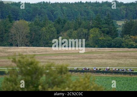 Maydanny mit Silvestre De Sousa auf dem Weg zum Unibet bist du am ersten Tag des Goodwood Festivals auf der Goodwood Racecourse, Chichester, auf dem Weg zum Sieg. Stockfoto