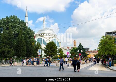 Die Fußgängerzone und die Ebu Beker Moschee, Shkodra, Albanien Stockfoto