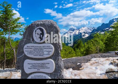 Stele zum Gedenken an Baron Ferenc Nopcsa, ungarische Forscher im Norden Albaniens und Theth Nationalpark, Albanien Stockfoto