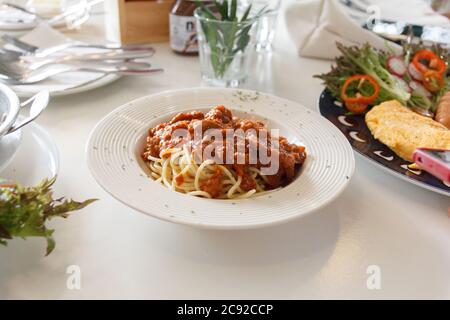 Spaghetti mit Schweinefleisch Tomatensauce, italienische Küche Stockfoto