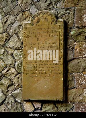 St Canna's Church, Llangan, Gower, West Glamorgan, Swansea. C18. Gedenktafel an Rev. William Deere und seine Nichte Anne, an der Außenwand montiert Stockfoto