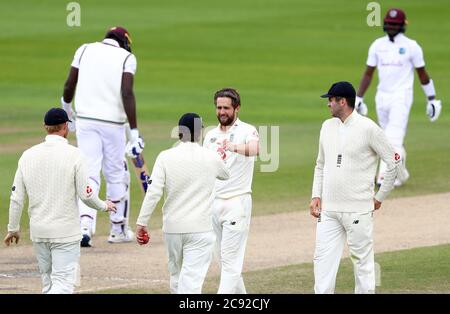 Englands Chris Woakes (Mitte) feiert das Abnehmen des Wickels von Jason Holder von West Indies (nicht abgebildet) am fünften Tag des dritten Tests im Emirates Old Trafford, Manchester. Stockfoto