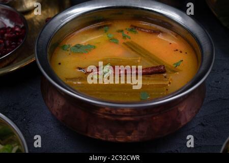 Indische Sambar würziger Eintopf mit Moringa und Linsen Stockfoto