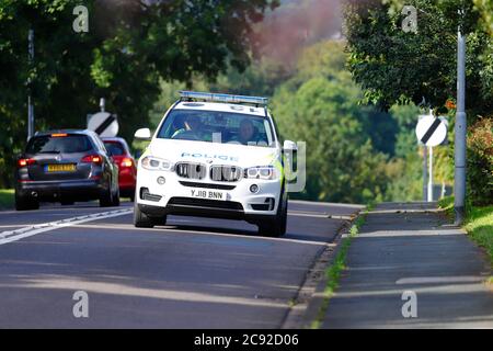 Ein Polizeifahrzeug BMW X5 verlässt den Unfallort auf der Wakefield Road in Svillington. Stockfoto