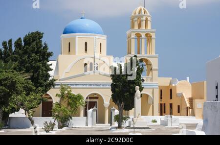 St. George Kirche (Ekklisia Agios Georgios) Oia, Santorini, Griechenland Juli 12 2009: Griechische orthodoxe Kirche mit blauer Kuppel und Glockenturm ist ein beliebter Turm