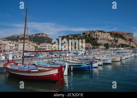 Cassis, Frankreich 7. Mai 2012: Blick auf traditionelle Boote im Hafen von Cassis. Cassis ist eine beliebte Touristenstadt im Süden Frankreichs. Stockfoto