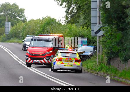 Ein Bergungsfahrzeug, das ein Fahrzeug nach einer Kollision auf der A642 Wakefield Road in Svillington zurückgewinnt Stockfoto