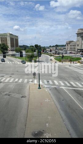 KANSAS CITY, MO, VEREINIGTE STAATEN - Jul 03, 2020: Die Kreuzung von Main und Pershing erschossen aus dem Skywalk. In der Nähe von Union Station, Crown Center und The Stockfoto