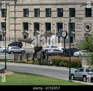 KANSAS CITY, MO, USA - Jul 03, 2020: Der maskierte Dinosaurier ist für COVID-19 vorbereitet. Gelegen am historischen Union Station in Kansas City, Misso Stockfoto